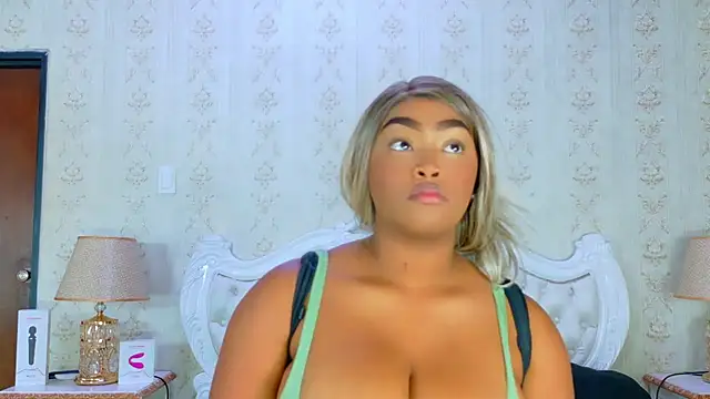 Snapshot of TianahGlow chatting on 09-22-25, 08:11 TianahGlow online show from 09-22-25, 08:11