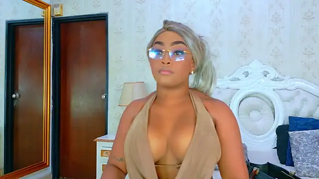 Snapshot of TianahGlow chatting on 10-13-25, 09:15 TianahGlow online show from 10-13-25, 09:15