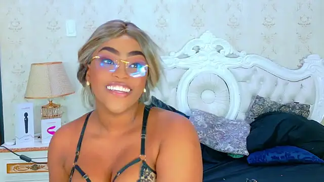 Snapshot of TianahGlow chatting on 10-14-25, 08:31 TianahGlow online show from 10-14-25, 08:31