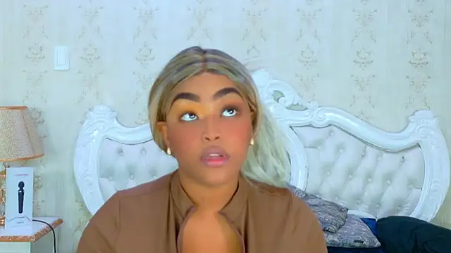 Snapshot of TianahGlow chatting on 10-17-25, 05:37 TianahGlow online show from 10-17-25, 05:37