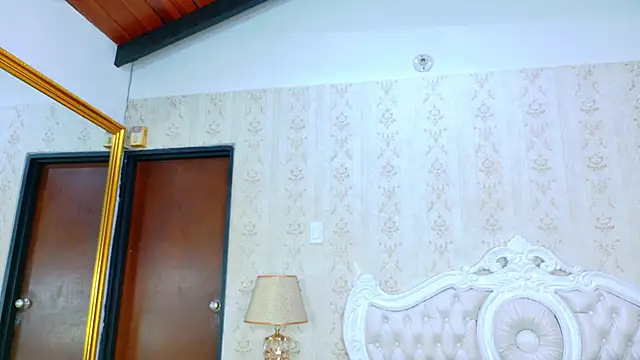 Snapshot of TianahGlow chatting on 10-28-25, 08:40 TianahGlow online show from 10-28-25, 08:40