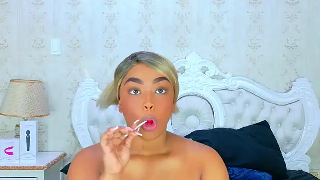 Snapshot of TianahGlow chatting on 11-15-25, 08:38 TianahGlow online show from 11-15-25, 08:38