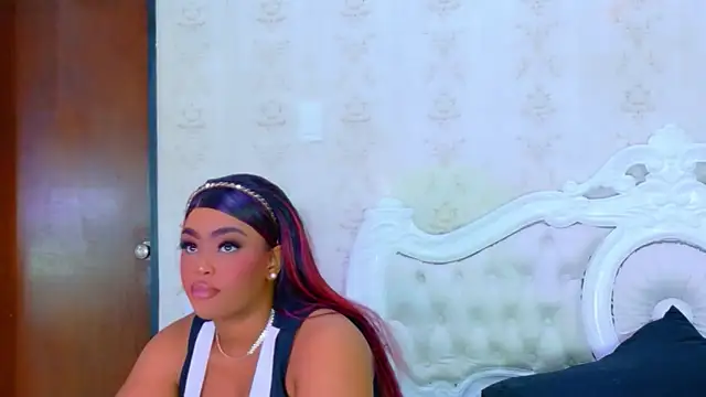 Snapshot of TianahGlow chatting on 12-19-25, 08:38 TianahGlow online show from 12-19-25, 08:38