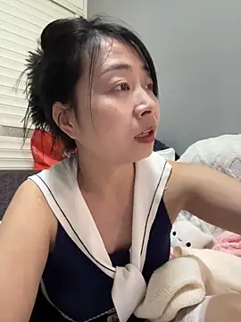 Snapshot of jinj-a chatting on 03-17-25, 12:35 jinj-a online show from 03-17-25, 12:35