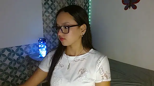 Snapshot of Emilybateee chatting on 11-18-25, 06:12 Emilybateee online show from 11-18-25, 06:12