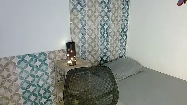 Snapshot of Emilybateee chatting on 11-22-25, 06:18 Emilybateee online show from 11-22-25, 06:18