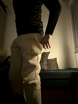 Snapshot of yaxxx03 chatting on 11-20-25, 07:24 yaxxx03 online show from 11-20-25, 07:24