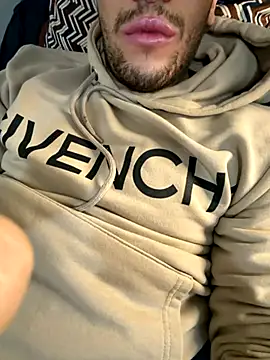 Snapshot of yaxxx03 chatting on 11-21-25, 04:38 yaxxx03 online show from 11-21-25, 04:38