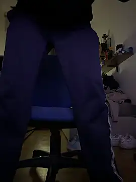 Snapshot of yaxxx03 chatting on 11-24-25, 07:24 yaxxx03 online show from 11-24-25, 07:24