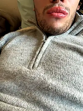 Snapshot of yaxxx03 chatting on 12-14-25, 12:10 yaxxx03 online show from 12-14-25, 12:10