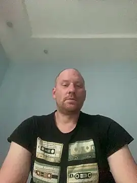 Snapshot of Krzysiekg123 chatting on 12-21-25, 01:40 Krzysiekg123 online show from 12-21-25, 01:40