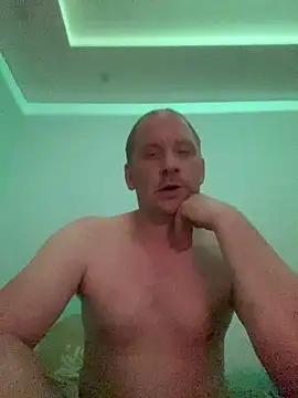 Snapshot of Krzysiekg123 chatting on 01-15-26, 04:44 Krzysiekg123 online show from 01-15-26, 04:44