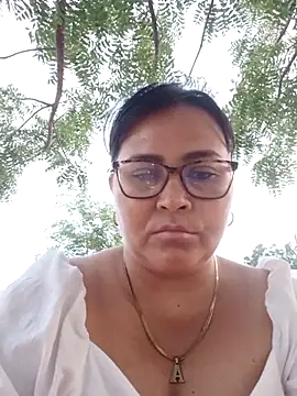 Snapshot of promiscuous-indecent-momm chatting on 02-21-25, 10:59 promiscuous-indecent-momm online show from 02-21-25, 10:59