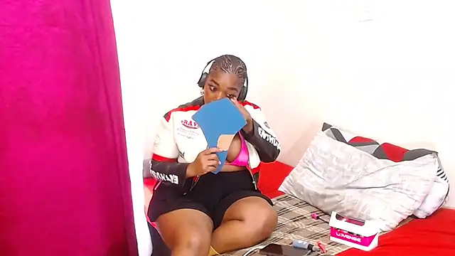 CurvyCutiexx94 online show from 10-24-25, 09:28