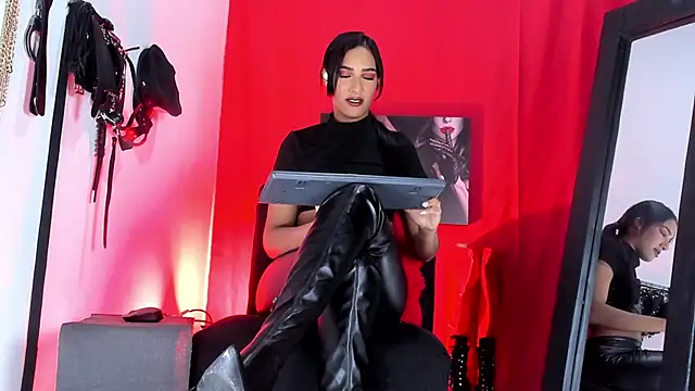 Snapshot of Aleshkastone chatting on 12-18-25, 10:16 Aleshkastone online show from 12-18-25, 10:16