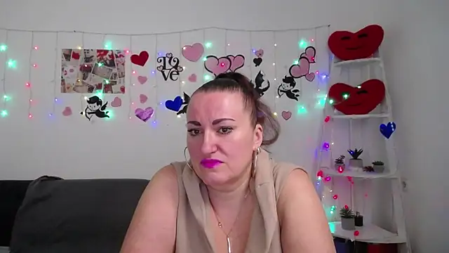 Snapshot of DianaMGG chatting on 03-06-25, 06:30 DianaMGG online show from 03-06-25, 06:30