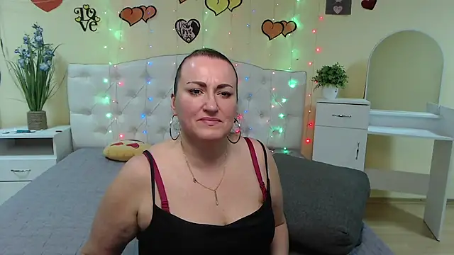Snapshot of DianaMGG chatting on 03-12-25, 09:44 DianaMGG online show from 03-12-25, 09:44