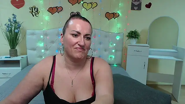 Snapshot of DianaMGG chatting on 03-12-25, 04:13 DianaMGG online show from 03-12-25, 04:13