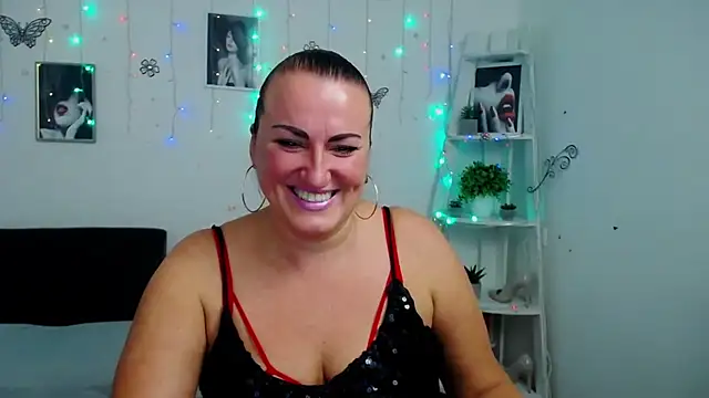 Snapshot of DianaMGG chatting on 10-14-25, 05:25 DianaMGG online show from 10-14-25, 05:25