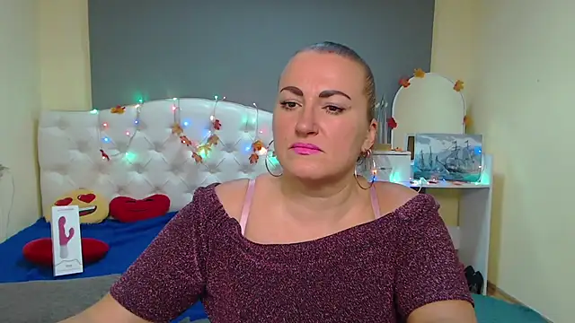 DianaMGG online show from 11-19-25, 06:24