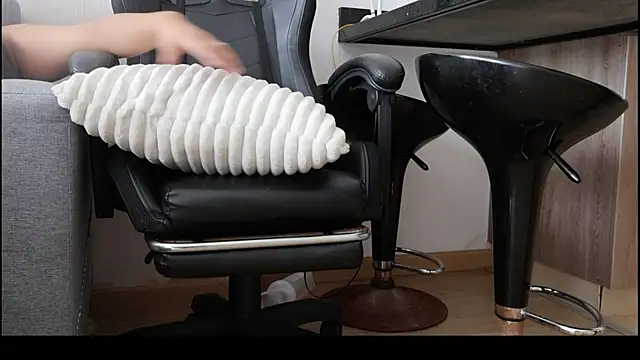 Karla Stein2025 online show from 12-14-25, 04:01