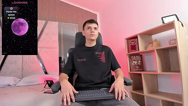 JacobRoberts1 online show from 12-04-25, 08:17