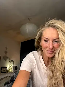 Fiery Blonde LexiX online show from 10-21-25, 09:59