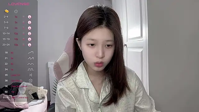 Snapshot of YaYa-521 chatting on 03-05-25, 08:32 YaYa-521 online show from 03-05-25, 08:32