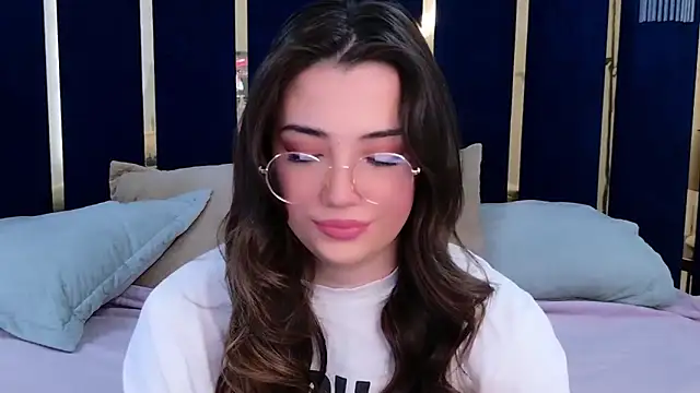 Snapshot of Alice_Deleon chatting on 11-20-25, 11:43 Alice Deleon online show from 11-20-25, 11:43