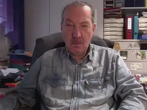 Snapshot of HMStraps01 chatting on 01-06-25, 08:14 HMStraps01 online show from 01-06-25, 08:14