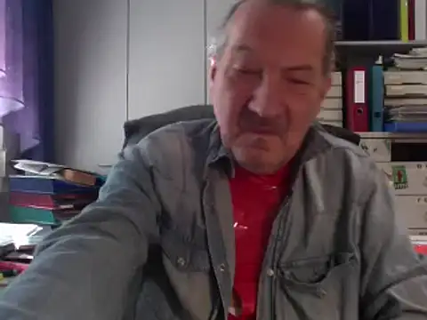 Snapshot of HMStraps01 chatting on 01-08-25, 11:43 HMStraps01 online show from 01-08-25, 11:43