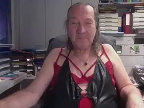 Snapshot of HMStraps01 chatting on 11-15-25, 08:33 HMStraps01 online show from 11-15-25, 08:33