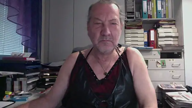 Snapshot of HMStraps01 chatting on 12-02-25, 10:20 HMStraps01 online show from 12-02-25, 10:20