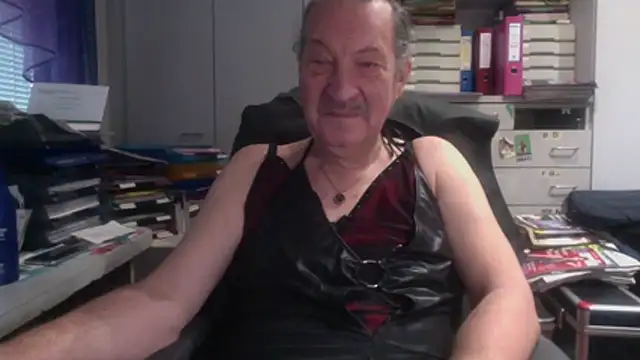 Snapshot of HMStraps01 chatting on 01-06-26, 01:04 HMStraps01 online show from 01-06-26, 01:04