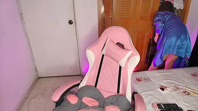 Snapshot of Peach_Rose_ chatting on 11-27-25, 09:06 Peach Rose online show from 11-27-25, 09:06