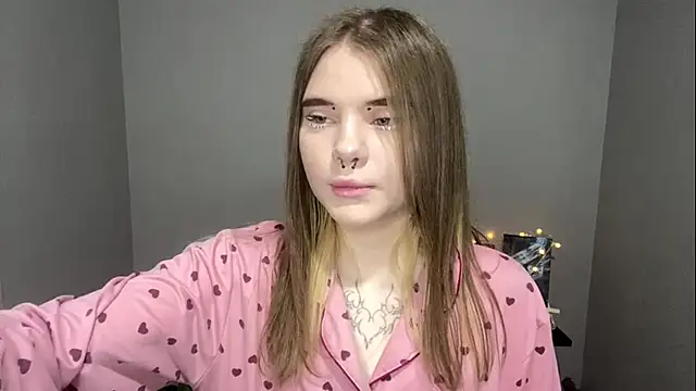 Snapshot of CarolinePepper chatting on 03-04-25, 05:13 CarolinePepper online show from 03-04-25, 05:13