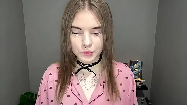 Snapshot of CarolinePepper chatting on 03-06-25, 05:11 CarolinePepper online show from 03-06-25, 05:11