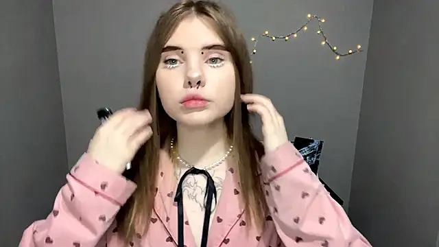 Snapshot of CarolinePepper chatting on 03-22-25, 05:09 CarolinePepper online show from 03-22-25, 05:09