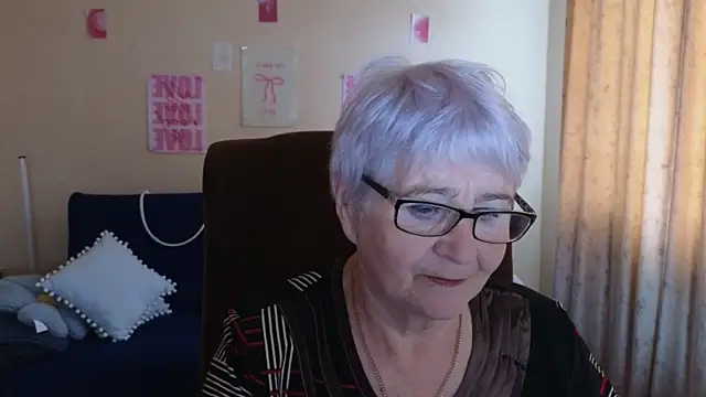 Sandra Snowflake online show from 05-15-26, 04:08