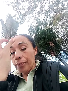 Snapshot of Coeur_de_luxure chatting on 10-29-25, 05:25 Coeur de luxure online show from 10-29-25, 05:25