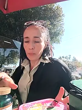 Snapshot of Coeur_de_luxure chatting on 12-17-25, 01:50 Coeur de luxure online show from 12-17-25, 01:50