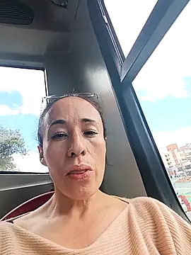 Snapshot of Coeur_de_luxure chatting on 02-20-26, 05:24 Coeur de luxure online show from 02-20-26, 05:24