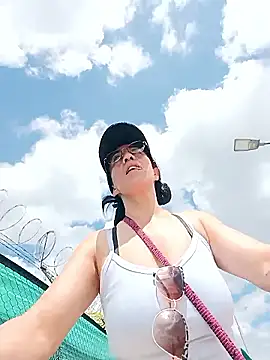 Snapshot of Coeur_de_luxure chatting on 02-22-26, 03:32 Coeur de luxure online show from 02-22-26, 03:32