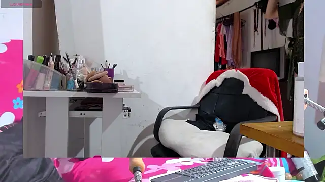 Snapshot of afroditacute15 chatting on 02-13-26, 05:42 afroditacute15 online show from 02-13-26, 05:42