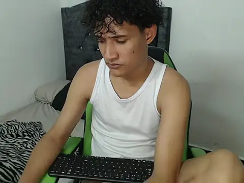 Snapshot of Boy_coll chatting on 03-08-26, 05:33 Boy coll online show from 03-08-26, 05:33