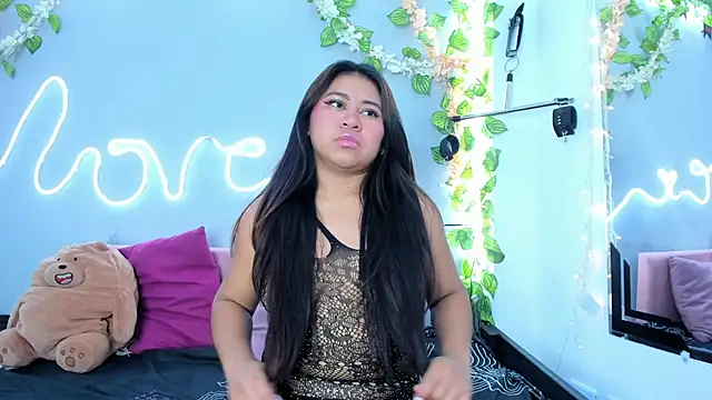 Snapshot of Luna_Sommer chatting on 03-05-25, 01:17 Luna Sommer online show from 03-05-25, 01:17