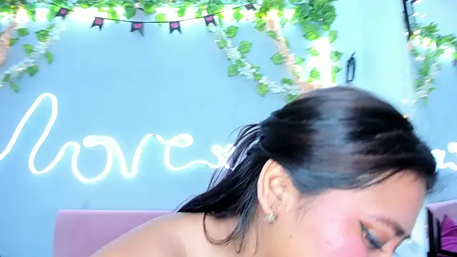 Snapshot of Luna_Sommer chatting on 03-05-25, 04:24 Luna Sommer online show from 03-05-25, 04:24