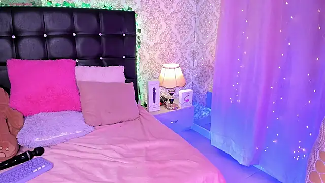 Snapshot of Luna_Sommer chatting on 11-23-25, 02:00 Luna Sommer online show from 11-23-25, 02:00