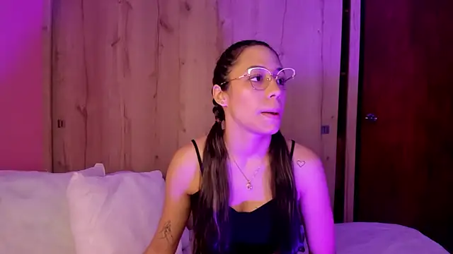 Snapshot of TANIA_06 chatting on 05-20-26, 01:28 TANIA 06 online show from 05-20-26, 01:28