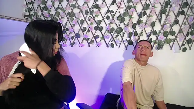 Snapshot of aron_and_paula chatting on 03-21-25, 04:28 aron and paula online show from 03-21-25, 04:28